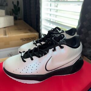 LeBron XXI 'Conchiolin' —